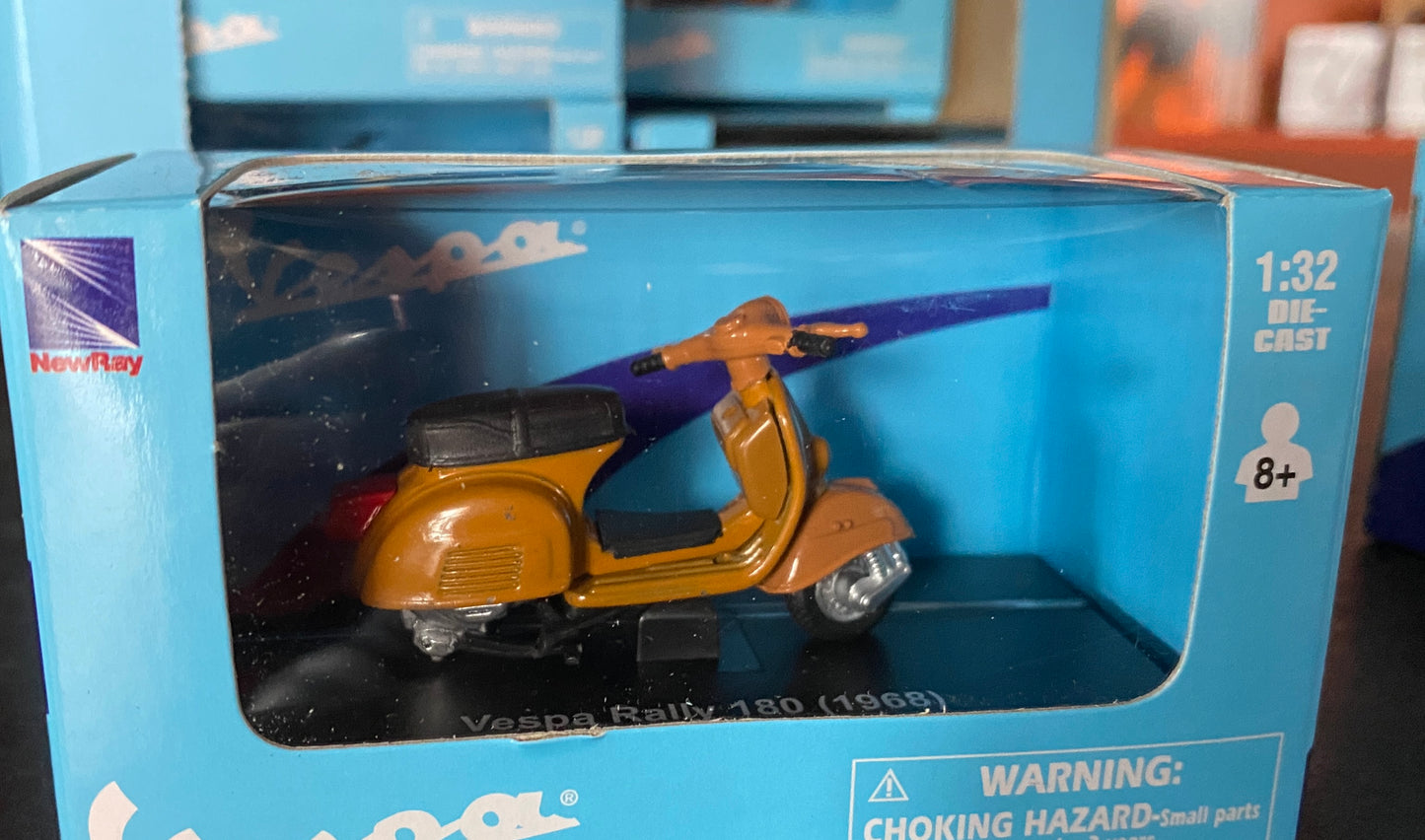 verschiedene Vespa Modelle im Maßstab 32:1, Vespa Modelle, Vespa Spielzeug