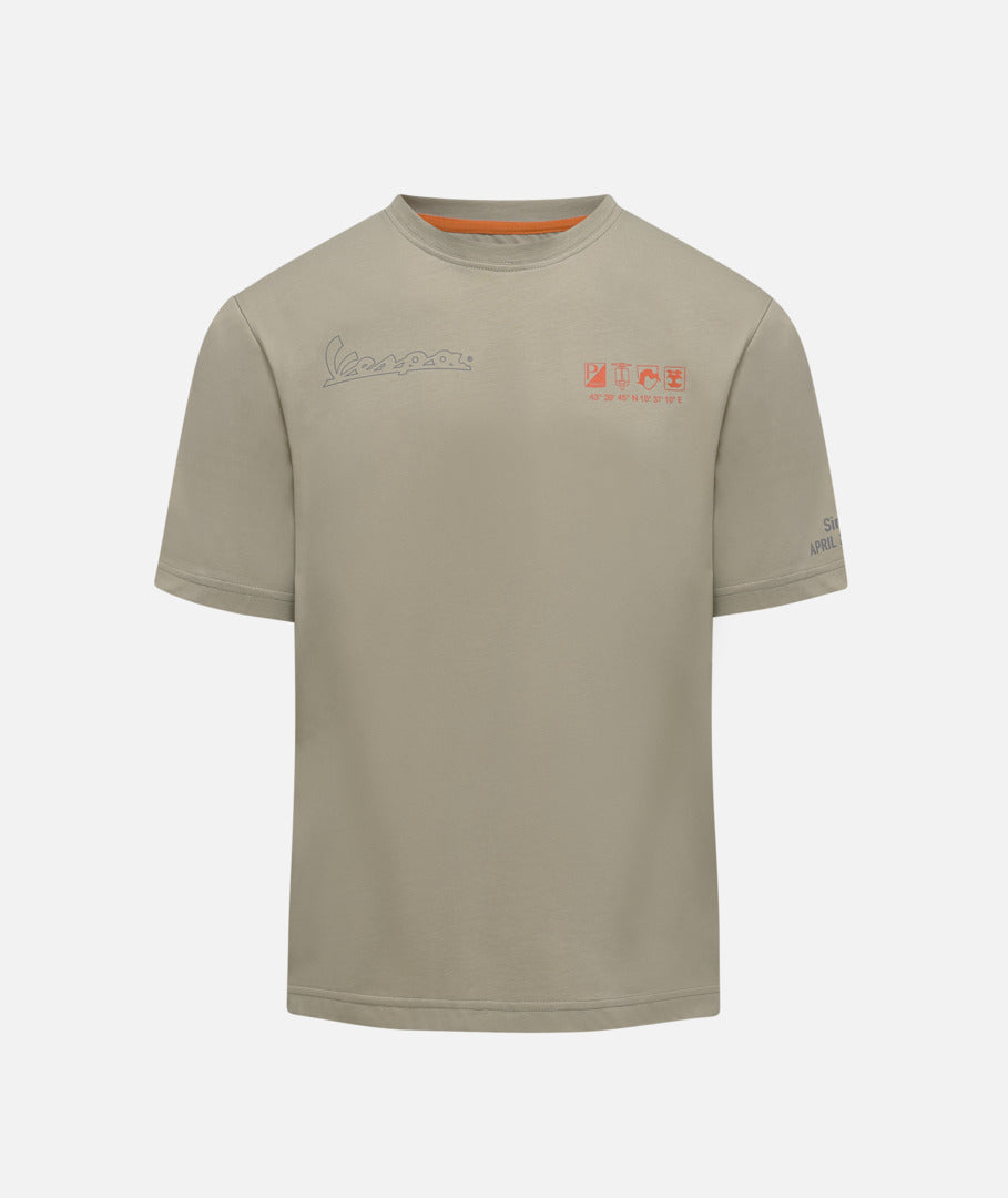 T-Shirt VESPA DEC nomand (nahtlos), Vespa T-Shirt nomand, Vespa neue Kollektion, neue Kollektion Vespa, Vespa Kollektion 2024, 2024 neue Kollektion, Kollektion 2024, Vespa bekleidung, Bekleidung vespa, Vespa Kleidung, Kleidung Vespa, Vespa Merchandising, Vespa fan Artikel