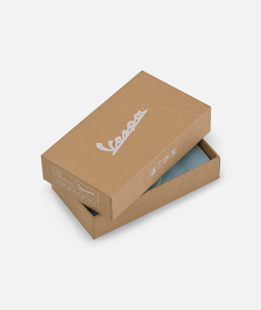Vespa Kollektion 2024, Vespa DEC Kollektion, Vespa Dealer Equipment Collection, Vespa Accessoires, Vespa Schlüsselanhänger, Vespa Merchandising, Vespa Fan Shop
