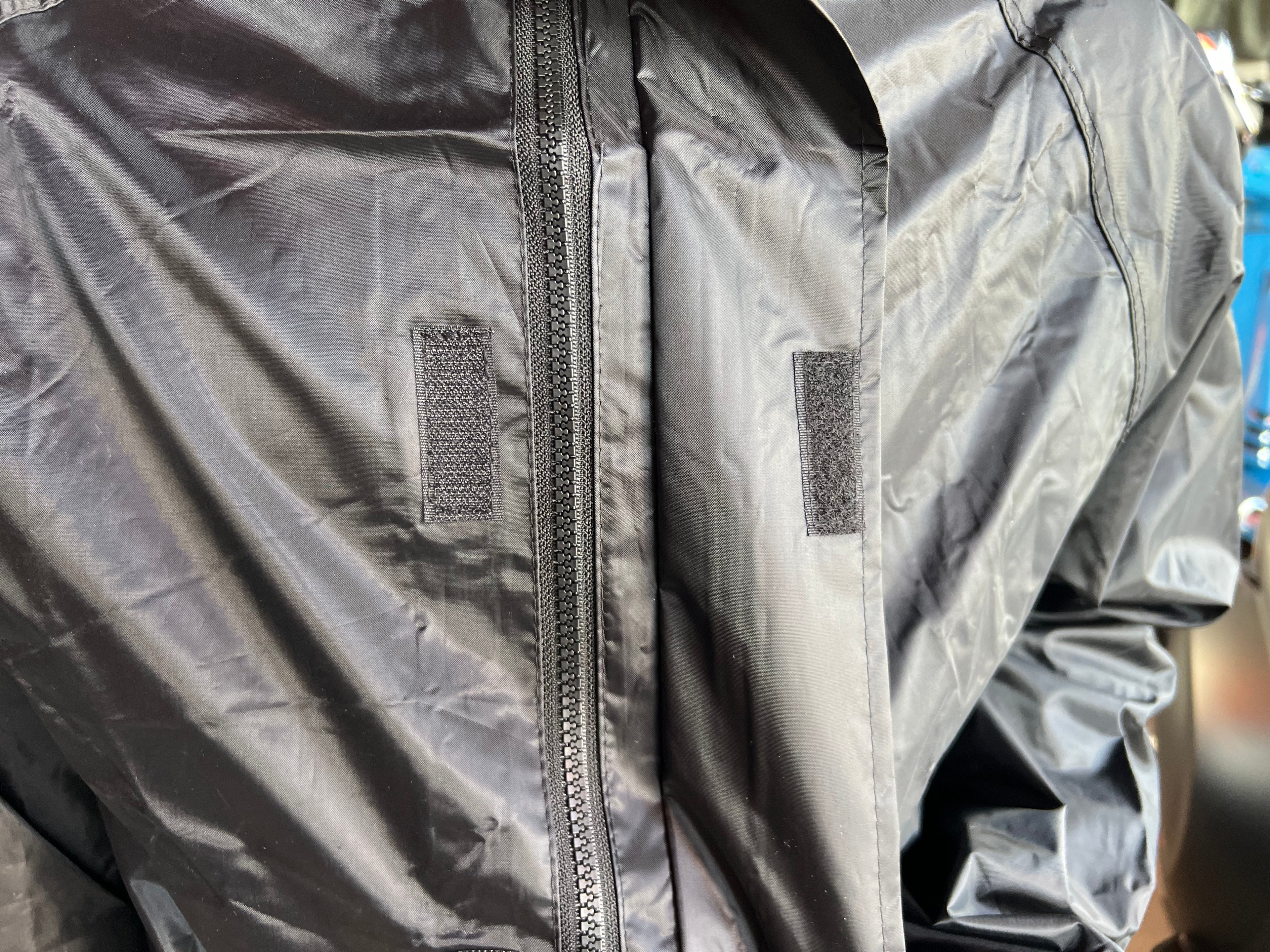 Vespa regenanzug, regenanzug 2 teilig, 2 teiliger Regenanzug, Vespa fahren bei regen, regenschutz Vespa, Vespa schützen vor Regen, Beinkleid Vespa, vespa regenschutz, Wetterschutz Vespa