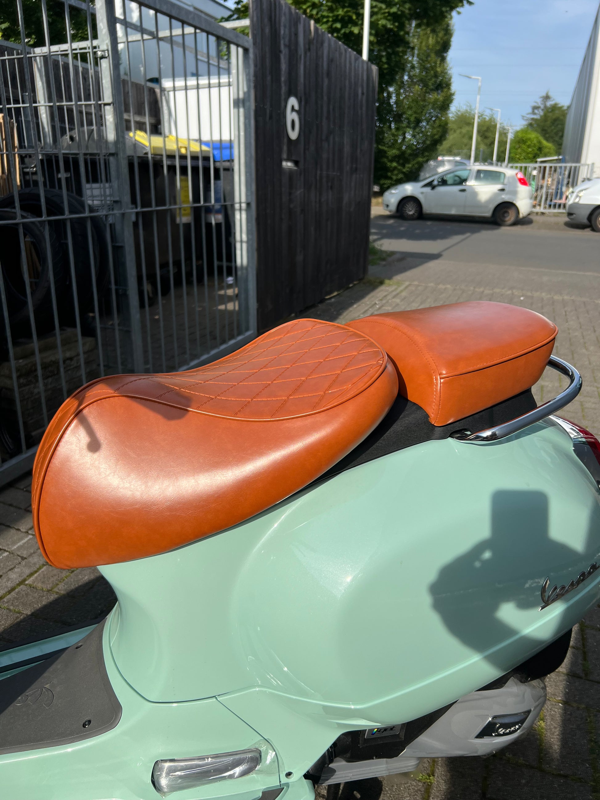 Vespa Sattel, Vespa Sattel für 125/300 GTS, Vespa brauner Sattel, Vespa Ledersattel, Vespa Kunstleder Sattel, Vespa Duo Sattel, Vespa Zubehör, Vespa Ersatzteile